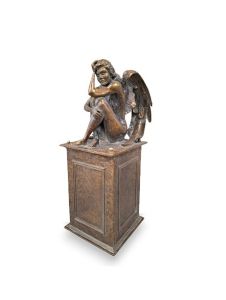 Urna funerária de anjo ‘Anjo da Reflexão’ sobre pedestal em várias cores