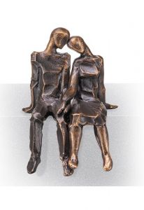 Escultura funerária de casal sentado – tridimensional, independente, com encaixe na parte inferior