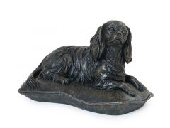 Urna funerária de cachorro 'Cavalier King Charles Spaniel no travesseiro'