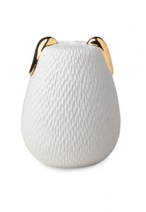 Urna funerária para cachorros com orelhas douradas