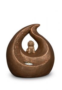 Urna em forma de gota para cães com cão sentado e suporte para velas