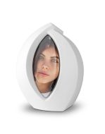 Urna em cerâmica ‘Forever Framed’ branco mate, personalizável com imagem