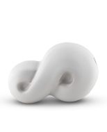 Pequena urna borboleta em cerâmica feita à mão, branca