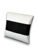 Pequena urna biodegradável para dispersão das cinzas no mar - branco com faixa preta