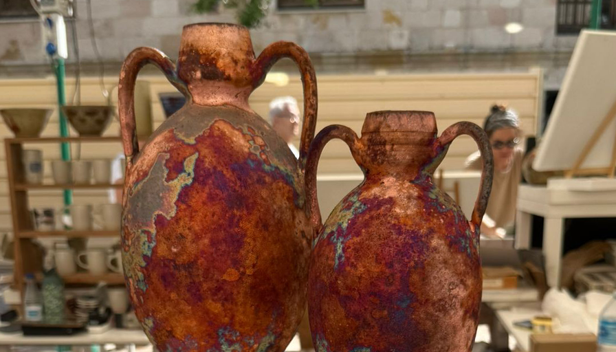 Das antigas civilizações ao design moderno: a história das urnas funerárias